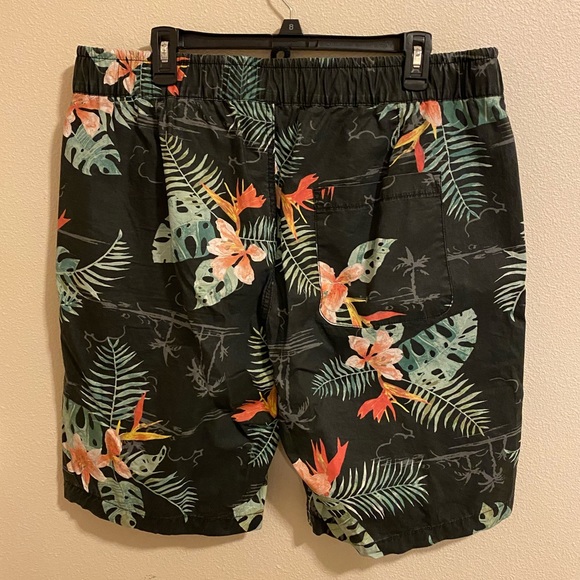 ⭐️H&M | Drawstring Waist Botanical Print Shorts - Picture 5 of 7